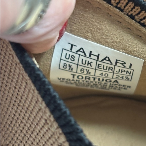 Tahari Tan Flats with Black Bow Accent NWOB Size 8.5 - Picture 4 of 7